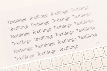 Blogartikel: Bild zu Textlänge Bild zu Länge Blogartikel: Mehrfach das Wort Textlänge oberhalb eines im Bild abgeschnittenen Tastatur dargestellt