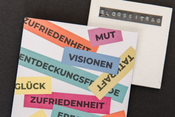 Farbige Textschnipsel zum Visualisieren von Contentstrategie Bild zu Contentstrategie: farbige Textschnipsel: Zufriedenheit, Mut, Visionen, Entdeckungstiefe, Tatkraft, Glück, Zufriedenheit