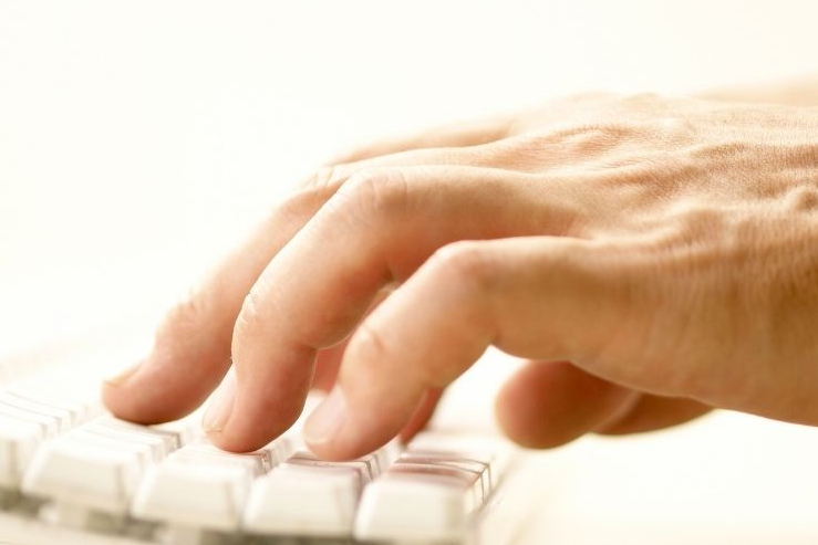 Blog mit KI Schreiben: Bild auf weisser Tastatur Bild von Händen auf weisser Tastatur