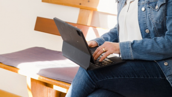 Karin Sprecher - Texterin aus Thun: Laptop auf Schoss Bild von Texterin Karin Sprecher aus Thun mit Laptop auf Schoss