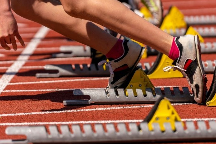 Blog schreiben mit KI: Sprinterstart Begleitbild zu Starthilfe: Füsse von Sprinter am Start