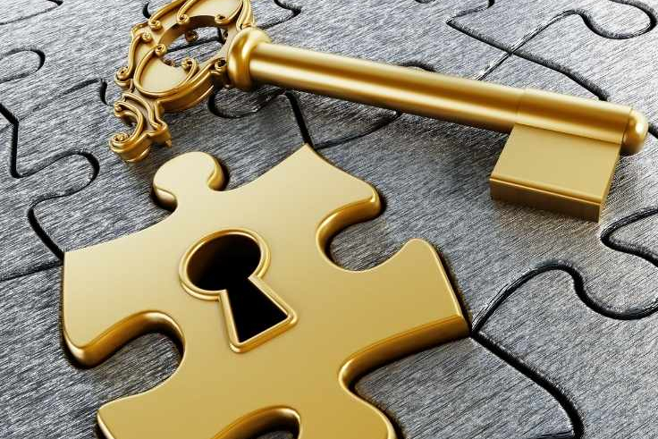 Blog schreiben mit KI: goldenes Schloss Begleitbild zu worauf es ankommt: goldenes Schloss mit Schlüssel auf Puzzle